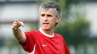 Ivan Kolev memberi instruksi ketika masih melatih tim nasional Indonesia menjelang berlangsungnya partai kontra Arab Saudi di Jakarta, 13 Juli 2007.AFP PHOTO/ADEK BERRY