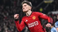 Alejandro Garnacho, sayap kiri Argentina berusia 19 tahun ini dipromosikan dari tim U-21 Manchester United ke tim senior sejak awal musim 2022/2023. Pada musim 2023/2024 ia telah mencetak 3 gol dan 2 assist bagi MU dari 20 laga di Premier League. (AFP/Oli Scarff)