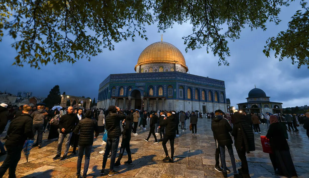 Umat Muslim tiba untuk melaksanakan salat subuh untuk memulai perayaan Idul Fitri di kompleks Masjid Al-Aqsa di Yerusalem pada 10 April 2024. (AHMAD GHARABLI/AFP)