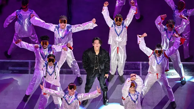 Suara teriakan dari puluhan ribu pendukung yang memadati Al Bayt Stadium terus menggema ketika Jungkook melantunkan lagu Dreamers. (AFP/Kirill Kudrayavtsev)