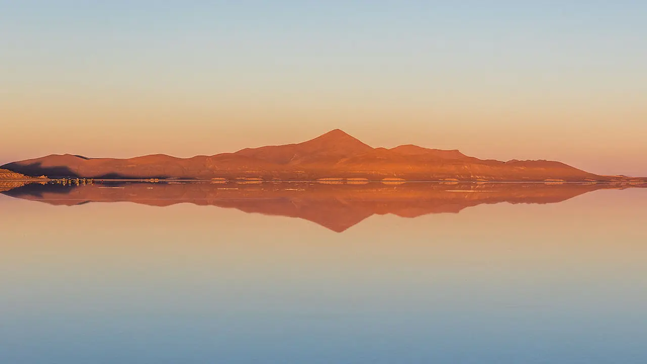 Salar de Uyuni, Bolivia (wikimedia commons)
