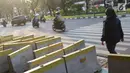 Pejalan kaki menghindari beton pembatas jalan yang diletakkan di atas trotoar Jalan Medan Merdeka Utara, Jakarta, Kamis (25/7/2019). Pembatas jalan yang berada tidak pada tempatnya mengganggu kenyamanan pejalan kaki yang melintasi trotoar jalan tersebut. (Liputan6.com/Helmi Fithriansyah)