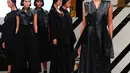 Sejumlah model membawakan busana koleksi Max Tan saat penutup Fashion Nation Tenth Edition (FNX) di Senayan City, Jakarta, Sabtu (23/4). Nuansa gloomy dengan warna serba hitam dimunculkan Max Tan dalam koleksinya. (Liputan6.com/Angga Yuniar)