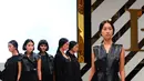 Sejumlah model membawakan busana koleksi Max Tan saat penutup Fashion Nation Tenth Edition (FNX) di Senayan City, Jakarta, Sabtu (23/4). Nuansa gloomy dengan warna serba hitam dimunculkan Max Tan dalam koleksinya. (Liputan6.com/Angga Yuniar)