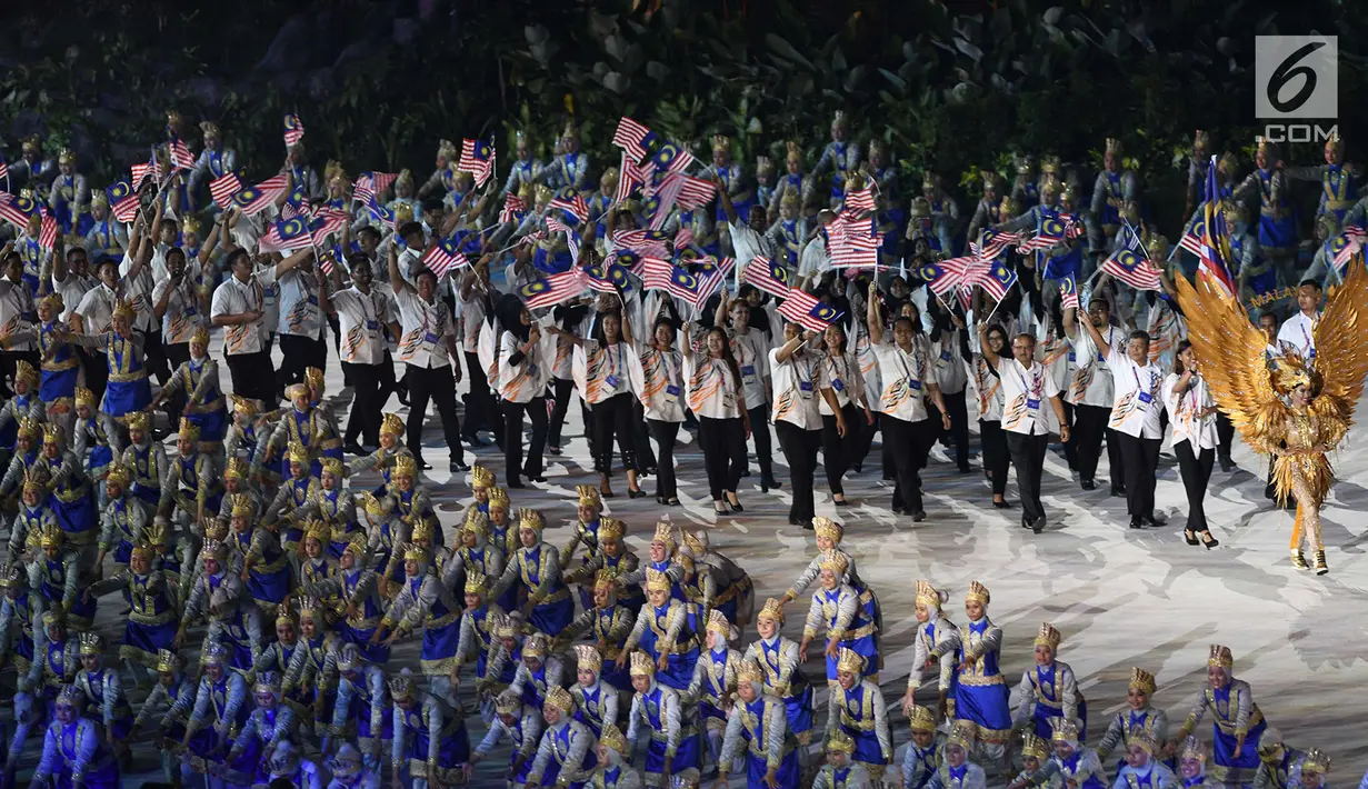Kontingen Malaysia melintas saat pembukaan Asian Games 2018 di Stadion Utama Gelora Bung Karno (SUGBK), Jakarta, Sabtu (18/8). Asian Games 2018 diikuti 45 negara. (Merdeka.com/Imam Buhori)