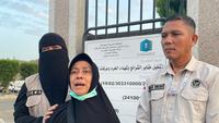 Nafsiah Nawan mengantar jenazah suaminya, Muhammad Firdaus Akhlan, jemaah haji Indonesia yang sempat hilang sebelum ditemukan dalam keadaan meninggal dunia, ke pemakaman Al Sharayea, Makkah, 23 April 2026. (dok. Media Center Haji 2026).