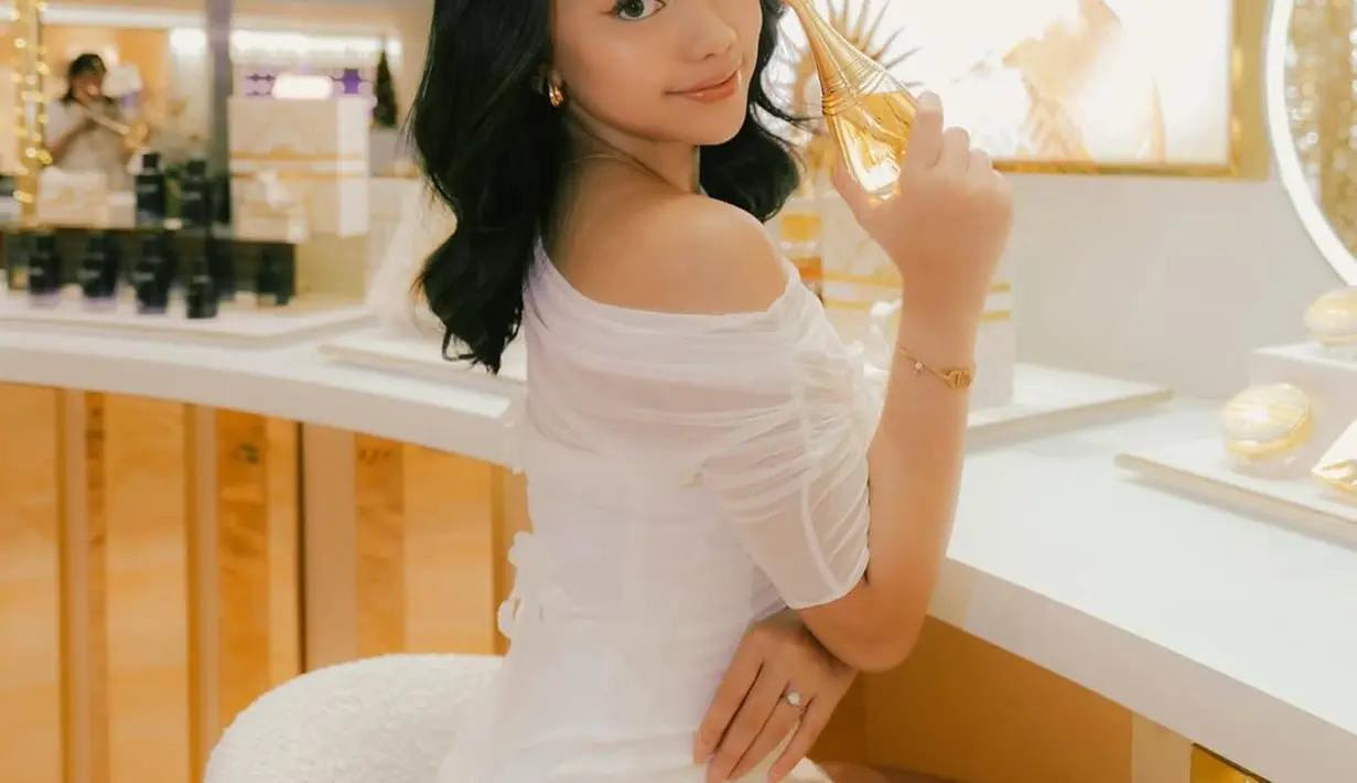 Meski demikian, penampilan Naura Ayu tak pernah luput dari pujian yang dilontarkan para fans [@naura.ayu]