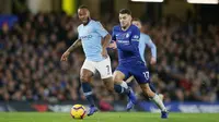 Striker Manchester City, Raheem Sterling menggiring bola dari kawalan gelandang Chelsea, Mateo Kovacic selama pertandingan lanjutan Liga Premier Inggris di Stamford Bridge di London (8/12). Chelsea menang 2-0 atas City. (AP Photo/Tim Ireland)