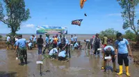 Para personel Lanud Dhomber bersama masyarakat Salok Api melakukan penanaman pohon Mangrove di Pantai Salok Api, Samboja, Kukar. (Liputan6.com)