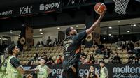 Jordan Adams memimpin Dewa United menghajar Pacific Caesar Surabaya di IBL 2025 (Dok IBL)
