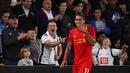 Aksi suporter Derby County yang berteriak kepada pemain Liverpool, Roberto Firmino pada putaran ketiga Piala Liga Inggris di Stadion Pride Park, Rabu (21/9/2016) dini hari WIB. (Reuters/Phil Noble)