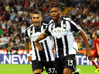 Pemain Udinese Destiny Udogie melakukan selebrasi usai mencetak gol ke gawang AS Roma pada pertandingan sepak bola Serie A Italia di Stadion Friuli, Udine, Italia, 4 September 2022. Udinese menang 4-0. (Andrea Bressanutti/LaPresse via AP)