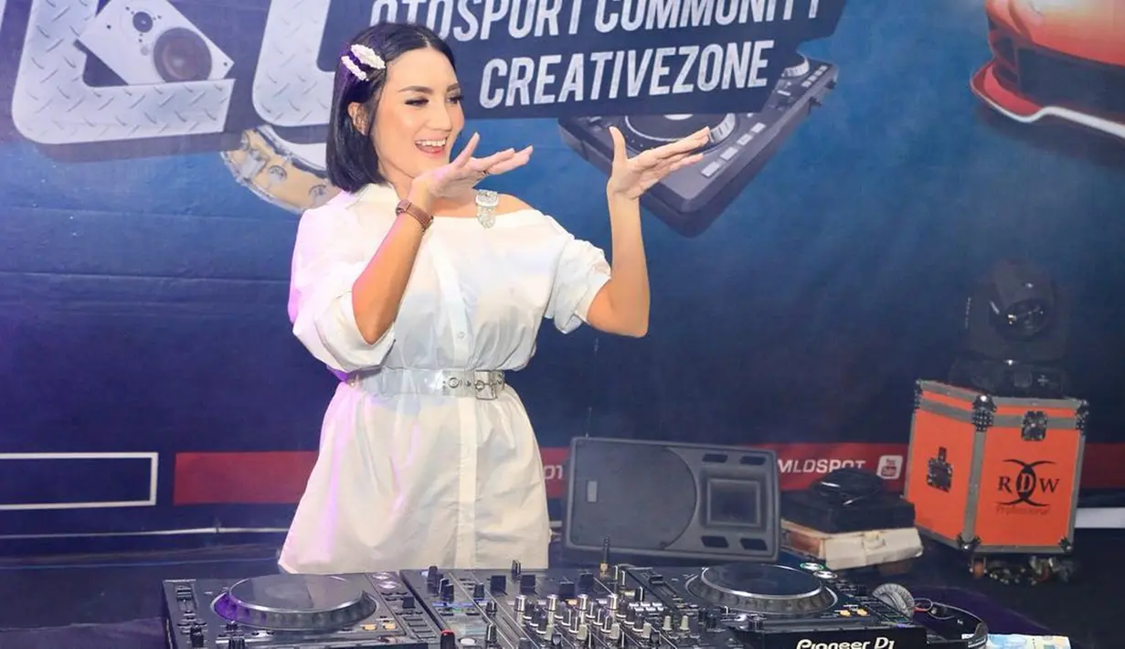 Penampilan Kiki Amalia kala nge-Dj ini sempat banjir pujian dari publik. Lantaran ia tetap menggunakan pakaian yang tak terlalu terbuka. (Liputan6.com/IG/@kikiamaliaworld)