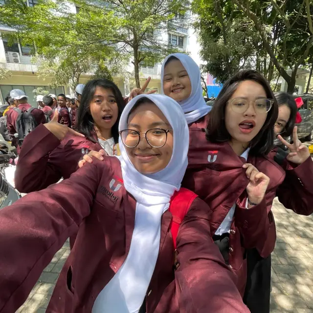 6 Potret Shakiena Azalea Anak Okie Agustina Kini Sudah Kuliah, LDR dengan Keluarga