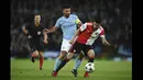 Kevin Diks pernah menghadapi pemain-pemain top ketika memperkuat Feyenoord Rotterdam di Liga Champions 2017/2018. Saat bertemu Manchester City, Kevin Diks berduel dengan Sergio Aguero. (AFP/Oli Scarff)