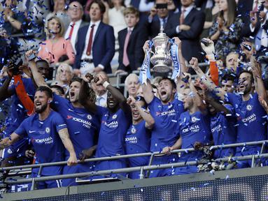 Para pemain Chelsea melakukan selebrasi usai menjuarai  Piala FA 2017-2018 dengan mengalahkan Manchester United di Stadion Wembley, Sabtu (19/5/2018). Chelsea menang 1-0 atas Manchester United. (AP/Tim Ireland)