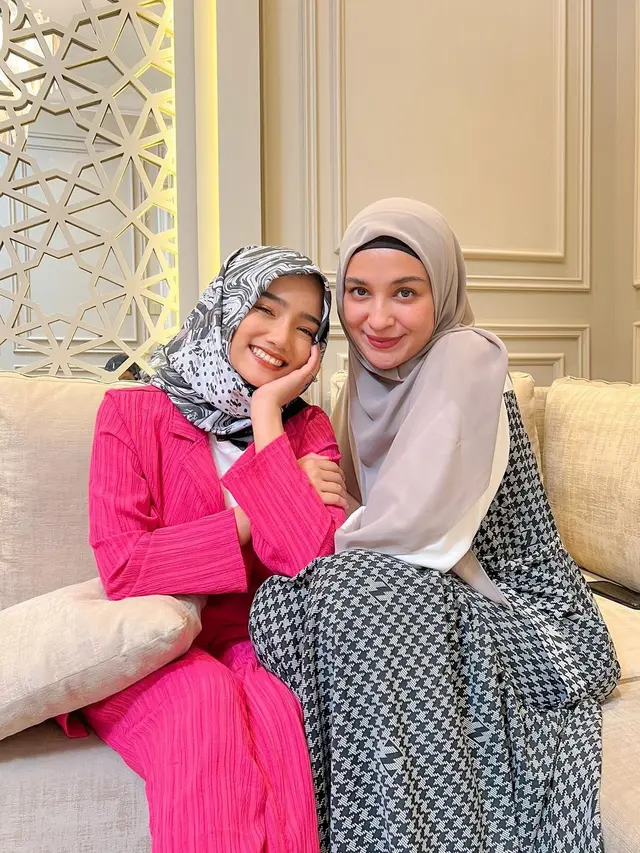 Fuji Berhijab Bareng Shireen Sungkar
