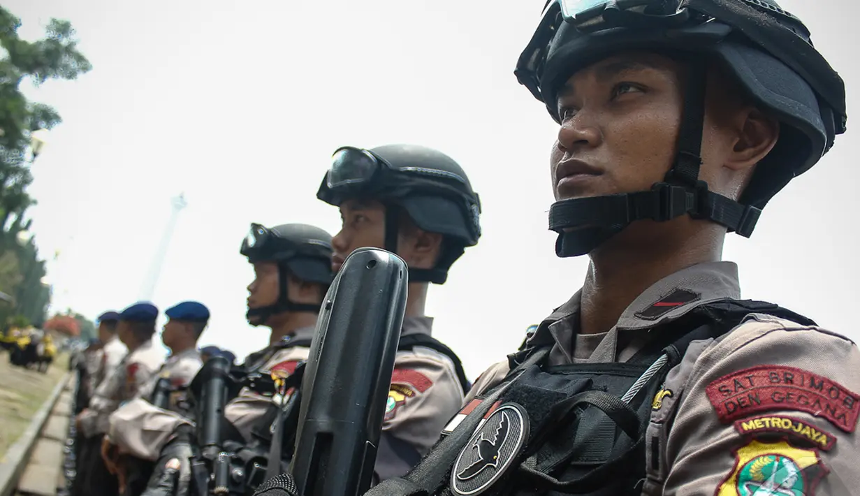 Sejumlah anggota Polri lengkap dengan persenjataan mereka mengikuti apel pengamanan pelantikan presiden dan wakil presiden di halaman Monumen Nasional, Jakarta, Jumat (17/10/2014) (Liputan6.com/Faizal Fanani)