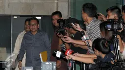 Ketua Badan Legislasi DPRD DKI Jakarta, M Taufik keluar dari Gedung KPK, Jakarta, Senin (11/4) Taufik diperiksa sebagai saksi atas tersangka M Sanusi dalam kasus dugaan suap pembahasan Raperda terkait reklamasi Teluk Jakarta. (Liputan6.com/Helmi Afandi)