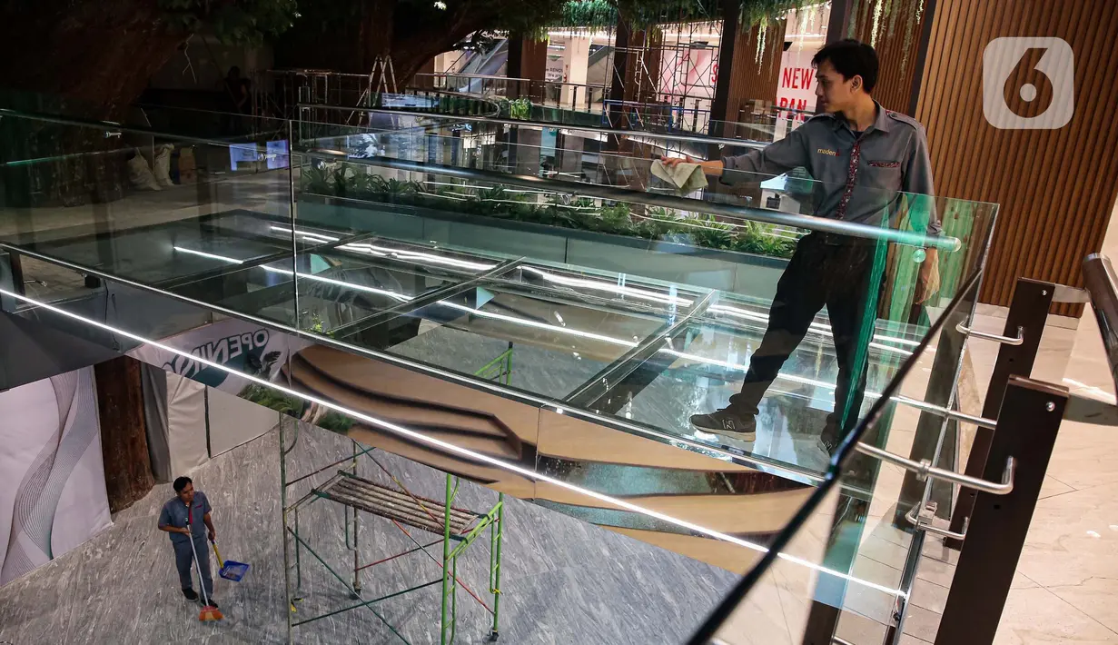 Pekerja tengah melintas di area Lippo Mall Nusantara yang sebelumnya merupakan Plaza Semanggi di Jakarta, Kamis (6/2/2025). (Liputan6.com/Angga Yuniar)