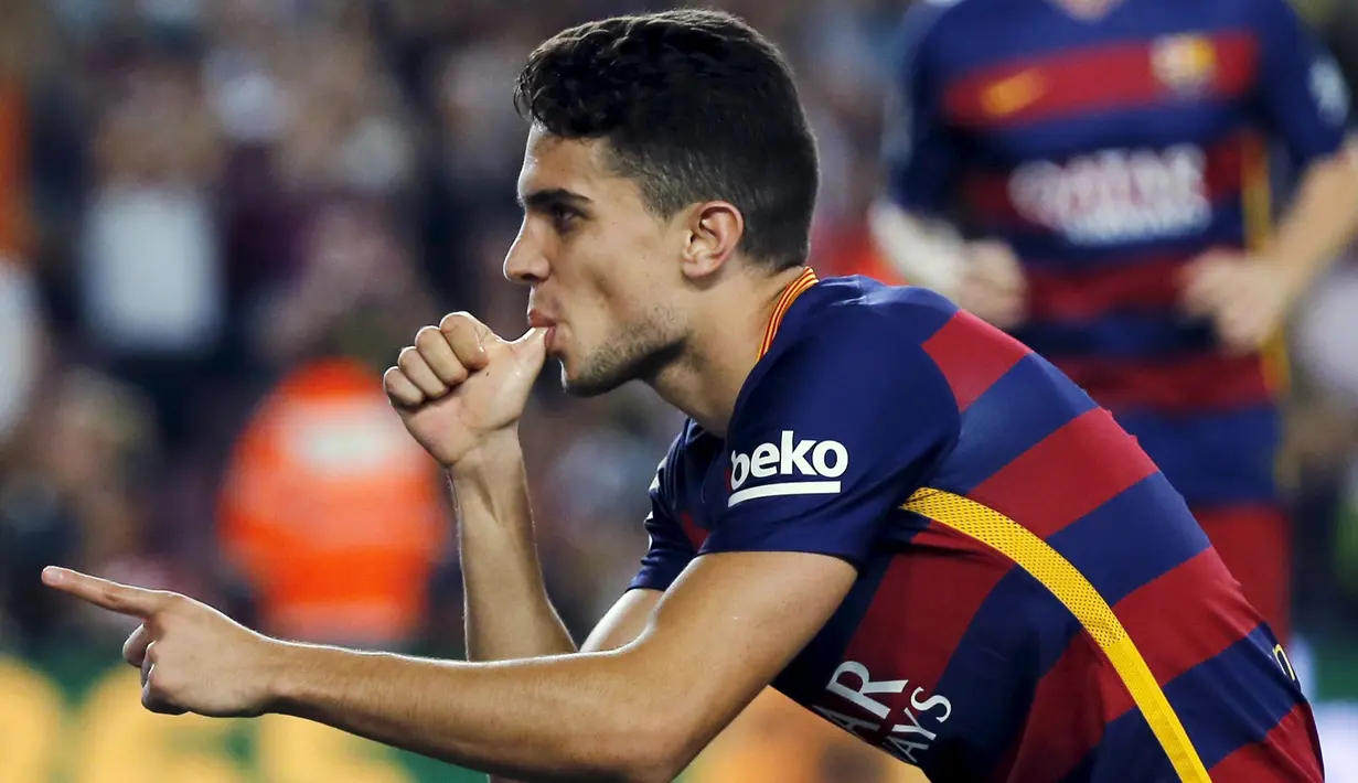 Bek Barcelona, Marc Bartra melakukan selebrasi usai mencetak gol ke gawang Levante Pada lanjutan Liga Spanyol di stadion Camp Nou, Senin (21/9/2015). Barcelona menang telak atas Levante dengan skor 4-1. (REUTERS/Susana Vera)