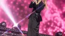 Outfit ini memadukan corset latex suite dengan wrapped long skirt dan sepatu boots berwarna hitam. [@itsmebcl]