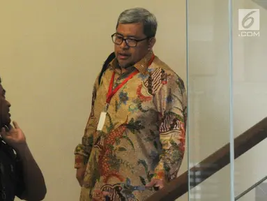 Mantan Gubernur Jawa Barat Ahmad Heryawan (Aher) usai menjalani pemeriksaan oleh penyidik di Gedung KPK, Jakarta, Selasa (27/08/2019). 
Aher diperiksa sebagai saksi untuk tersangka Sekda Jawa Barat Iwa Karniwa terkait dugaan suap kasus pemberian izin proyek Meikarta. (merdeka.com/Dwi Narwoko)