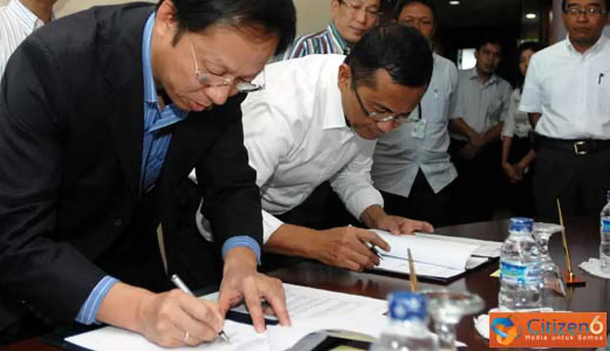 Citizen6, Jakarta: Direktur Utama PLN, Dhlan Iskan menandatangani perjanjian kontrak pembangunan Transmisi listrik di Kantor Pusat PLN, Jakarta. Dibangunnya transmisi ini bertujuan untuk memperkuat sistem kelistrikan Jakarta. (Pengirim: Agus Trimukti)