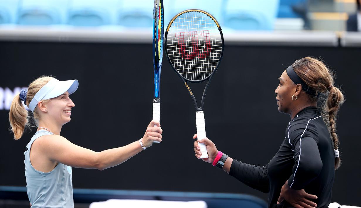 Serena Williams (kanan) dengan mudah mengalahkan Daria Gavriola dua set langsung dan masuk ke 16 besar Yarra Valley Classic. (Foto: AFP/David Gray)