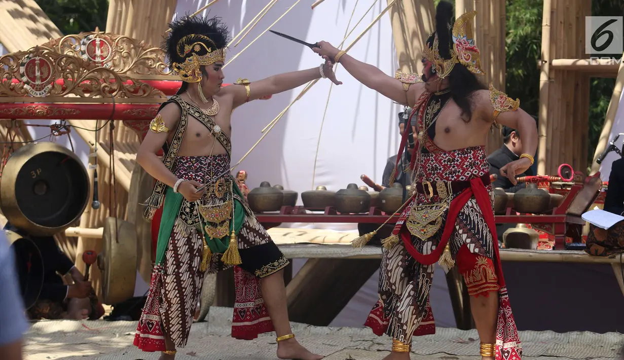 Wayang orang menghibur para delegasi pada pertunjukkan budaya nusantara di arena Pertemuan Tahunan IMF - World Bank 2018 di Nusa Dua Bali, Jumat (12/10). BeKraf dan LPS menyajikan beragam seni dan budaya Nusantara. (Liputan6.com/Angga Yuniar)