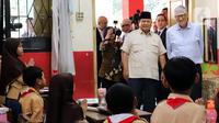 Keduanya masuk ke salah satu ruangan kelas untuk meninjau langsung program MBG. (Liputan6.com/Herman Zakharia)