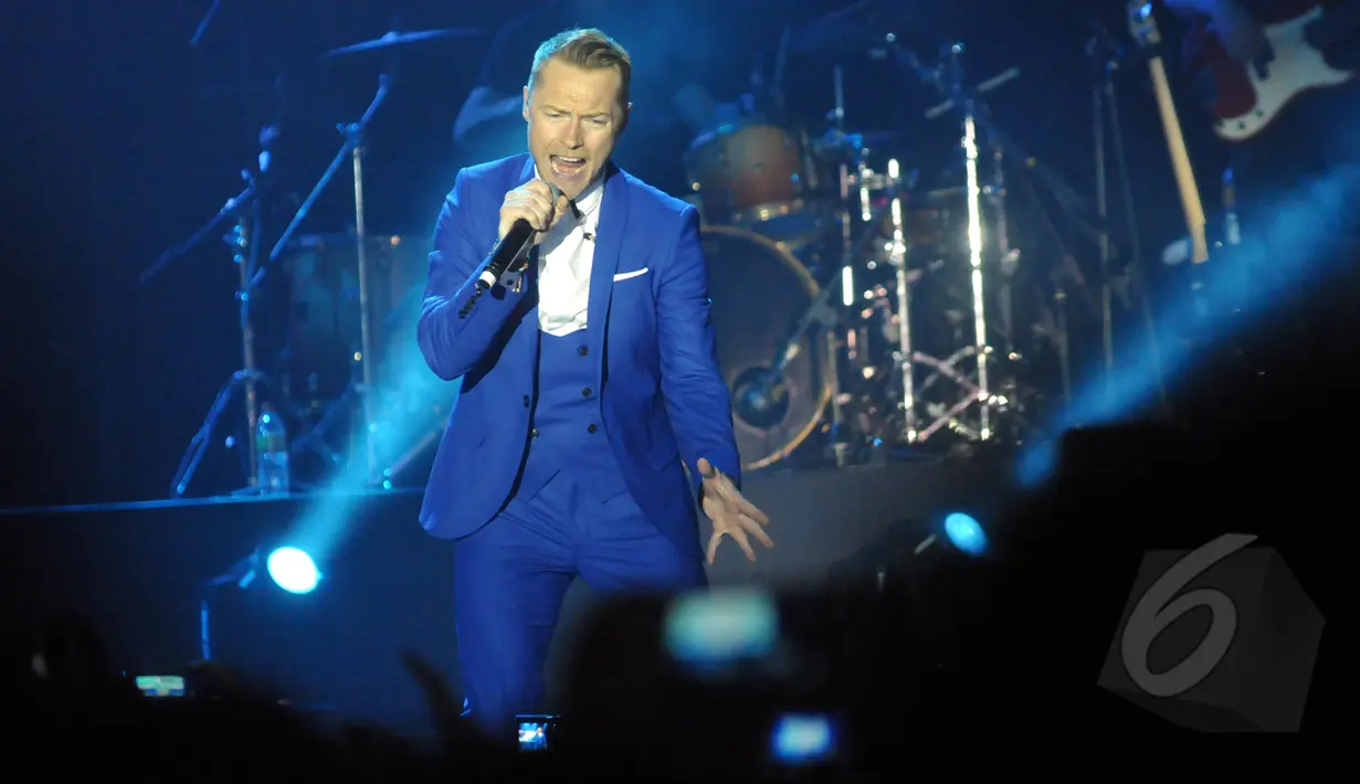 Penampilan Ronan Keating saat konser bertajuk A Night Of Reunion With Boyzone di Istora Senayan, Jakarta (22/5/2015). Ronan Keating membawakan kembali lagu-lagu yang hits mereka di era 90 an. (Liputan6.com/Panji Diksana)