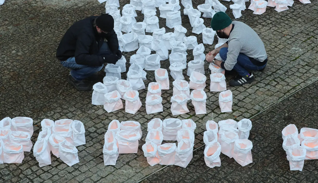 Para aktivis lingkungan mengerjakan sebuah instalasi yang menyerukan perlindungan hutan di luar kantor pusat Komisi Eropa di Brussel, Belgia (14/12/2020). (Xinhua/Zheng Huansong)