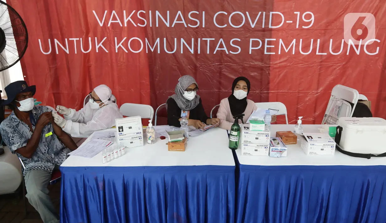 Vaksinator menyuntikkan vaksin Sinovac kepada warga di area TPST Bantargebang, Kota Bekasi, Jumat (29/10/2021). Pihak penyelenggara menyediakan 1000 dosis untuk vaksinasi pertama maupun kedua bagi masyarakat dan komunitas pemulung di sekitar TPST Bantargebang. (Liputan6.com/Helmi Fithriansyah)