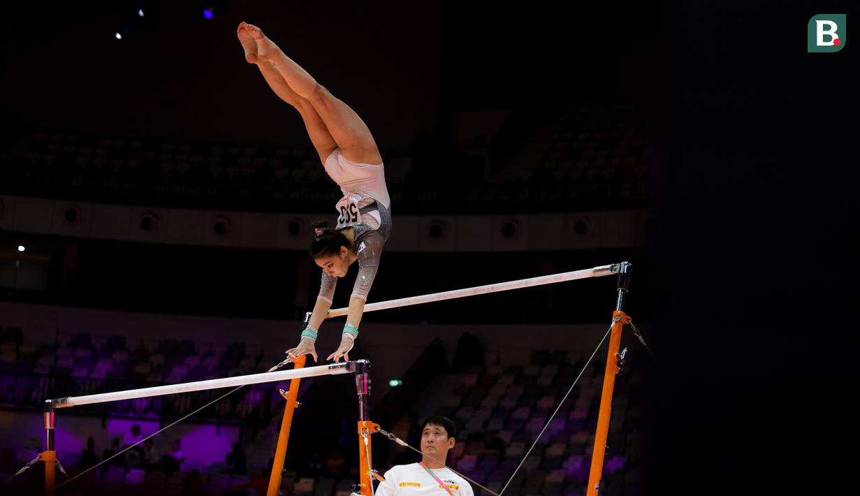 <p>Pesenam Korea Selatan, Lee Yunseo beraksi pada nomor palang bertingkat dalam Kejuaraan Dunia Gimnastik 2025 di Indonesia Arena, Senayan, Jakarta, Senin (20/10/2025). (Bola.com/Bagaskara Lazuardi)</p>