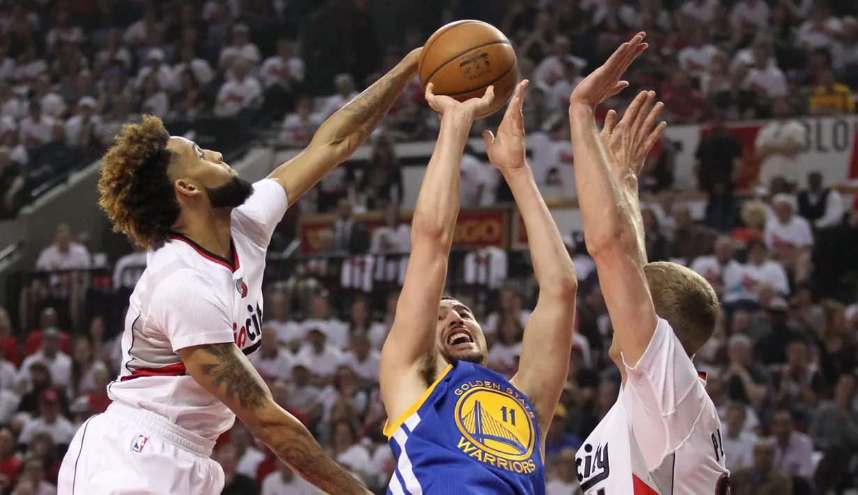 Pemain Blazers guard, Allen Crabbe (23) dan Mason Plumlee (24) menghadang tembakan pemain  Warriors, Klay Thompson (11) ipada laga NBA Playoffs di Moda Center, Rose Quarter, Portland, (10/5/2016) WIB. (Mandatory Credit: Jaime Valdez-USA TODAY Sports)
