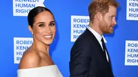 Meghan Markle digandeng Pangeran Harry saat mereka berjalan di karpet merah gala penghargaan Ripple of Hope 2022 di New York Hilton Midtown Manhattan Hotel di New York City, Amerika Serikat (AS), 6 Desember 2022. (ANGELA WEISS/AFP)