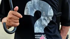 Aktivis Jaringan Solidaritas Korban untuk Keadilan melakukan aksi Kamisan di depan Istana Merdeka, Jakarta, (16/10/14). (Liputan6.com/Johan Tallo)