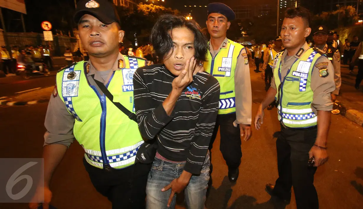 Polisi mengamankan seorang lelaki yang diduga The Jak usai bentrok dengan polisi di kawasan Palmerah dan Senayan, Jakarta, Minggu (18/10/2015). Dari penggeledahan polisi mendapatkan sejumlah benda tajam. (Liputan6.com/Immanuel Antonius)
