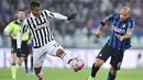 Bek sayap Juventus, Alex Sandro, berebut bola dengan gelandang Inter Milan, Felipe Melo. Pada laga itu wasit mengeluarkan empat kartu kuning. (EPA/Alessandro Di Marco)