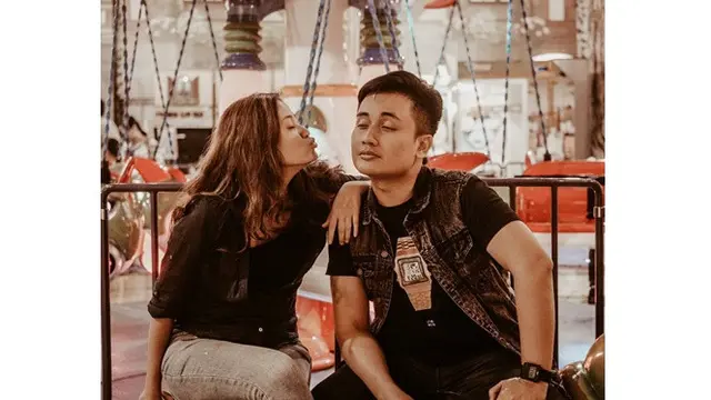 Jarang Muncul di Layar Kaca, Ini 6 Potret Terbaru Denny Darko Makin Menawan
