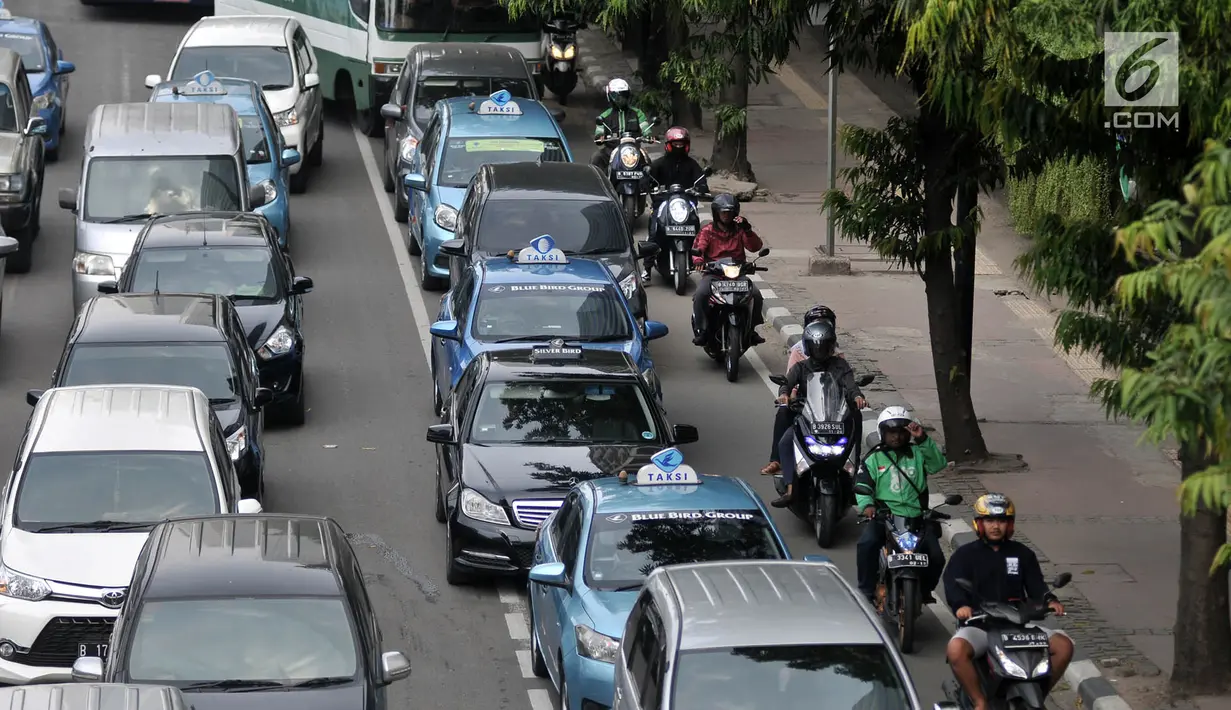 Pengendara sepeda motor melintas di Jalan MH Thamrin, Jakarta, Senin (2/7). Sistem ganjil-genap untuk sepeda motor rencana akan diberlakukan mulai pukul 06.00-10.00 WIB di Jalan MH Thamrin dan Medan Merdeka Barat. (Merdeka.com/ Iqbal S. Nugroho)