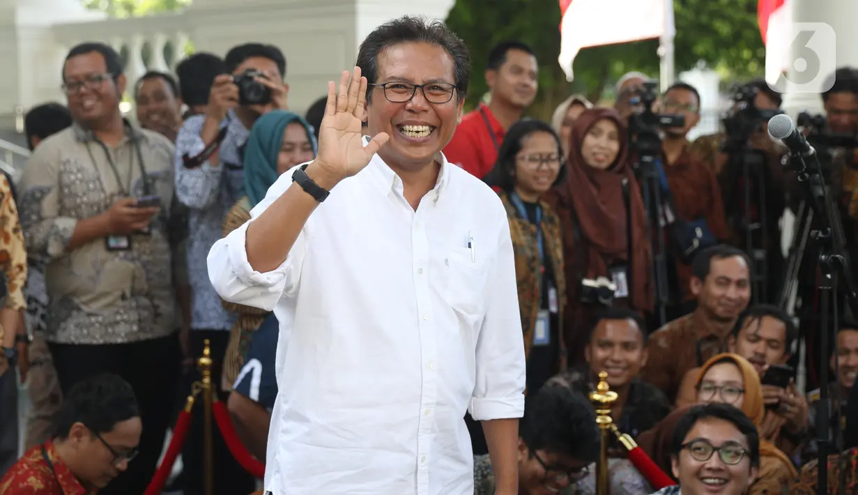 Mantan aktivis Fadjroel Rahman meninggalkan Kompleks Istana Kepresidenan di Jakarta, Senin (21/10/2019). Sebelumnya, Presiden Joko Widodo (Jokowi) telah menjanjikan bakal mengenalkan para calon menterinya hari ini atau sehari setelah pelantikan. (Liputan6.com/Angga Yuniar)