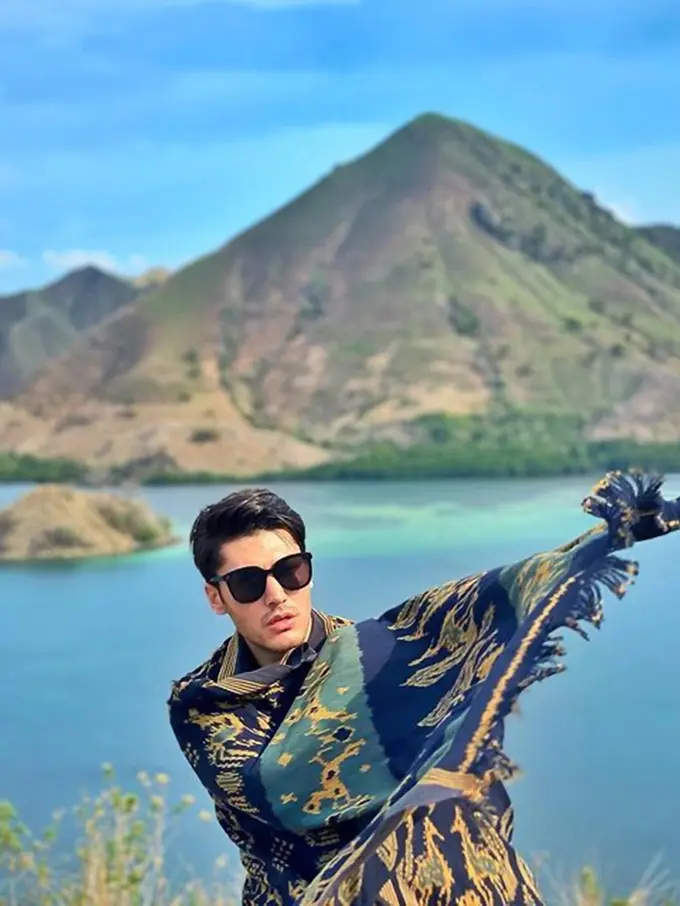 FOTO: Hobi Travelling, Ini Gaya Liburan Valentino Peter