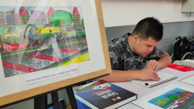 Saat Lukisan Karya Remaja Autis Hiasi Momen Arus Mudik 2023 di Stasiun Cirebon