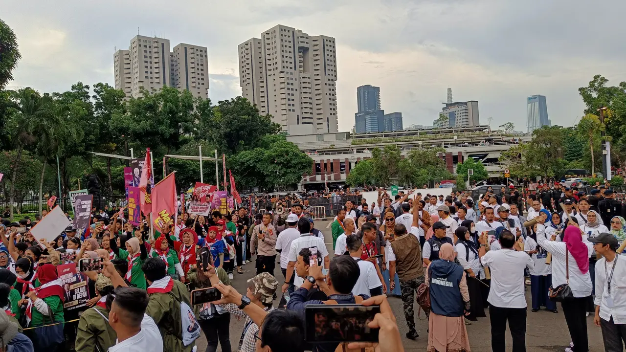 Massa pendukung capres cawapres mulai memadati sekitaran Istora Senayan, Jakarta Pusat jelang debat capres, Minggu (7/1/2024).
