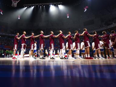 Timnas Basket Latvia menyanyikan lagu kebangsaan sebelum laga Grup L Piala Dunia FIBA 2023 melawan Brasil di Indonesia Arena, Senayan, Jakarta, Minggu (03/09/2023). Latvia menang dengan skor 104-84. (Bola.com/Bagaskara Lazuardi)