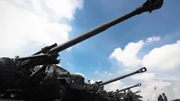 18 meriam Howitzer KH 179 merupakan terbesar yang pernah   dimiliki oleh TNI AD, Selasa (6/5/14). (Liputan6.com/Faizal   Fanani)
