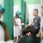 Warga Dadap, Kecamatan Kosambi, Kabupaten Tangerang, Banten melawan saat petugas mendatangi kawasan lokalisasi itu. (Pramita Tristiawati/Liputan6.com)