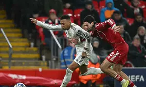Penyerang Real Madrid asal Prancis, Kylian Mbappe (kiri) berebut bola dengan gelandang Liverpool asal Hungaria, Dominik Szoboszlai dalam pertandingan pekan keempat Liga Champions 2025-2026 di Stadion Anfield, Inggris, pada Selasa 4 November 2025 waktu setempat atau Rabu (5/11/2025) dini hari WIB. Berlaga di markas sendiri, The Reds tampil penuh percaya diri sejak menit awal pertandingan. (Paul ELLIS/AFP)